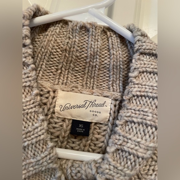 Universal Threads Sweater - Picture 3 of 5